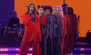 Para se të sëmuret, Dua Lipa perfomoi në shoun amerikan të Ellen DeGeneresit (Video)