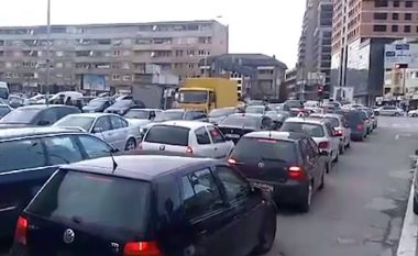 Prishtina e bllokuar nga veturat (Video)