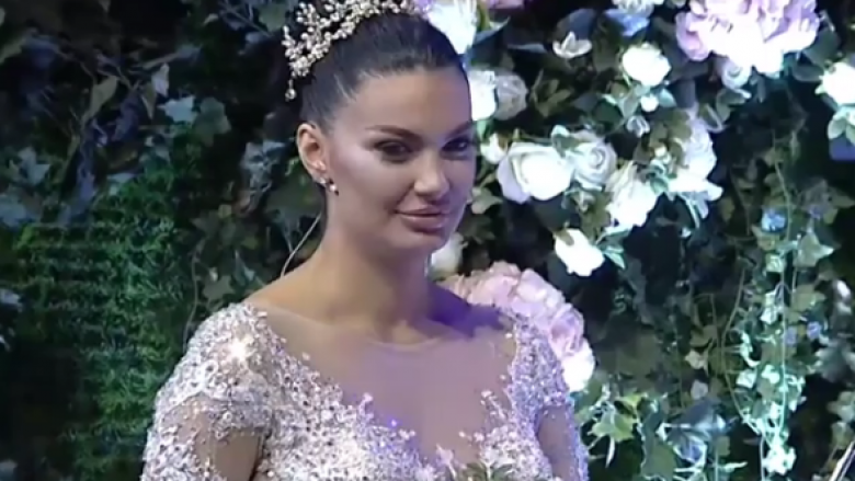 Zaimina Vasjari e provon veten se si do të dukej në vellon e nuses (Video)