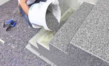 Mbi pllakat e vjetra në tarracë shtroni tepih guri: Shikoni trendin e ri për dyshemenë e ballkonit dhe të shkallëve (Video)