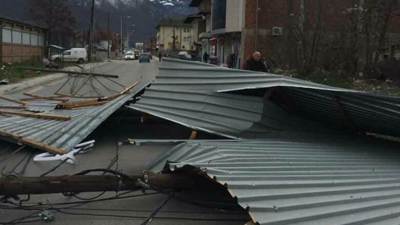 Erërat e forta në Pejë rrëzuan panelet diellore të një hoteli, u dëmtua kulmi i një shtëpie dhe një veturë