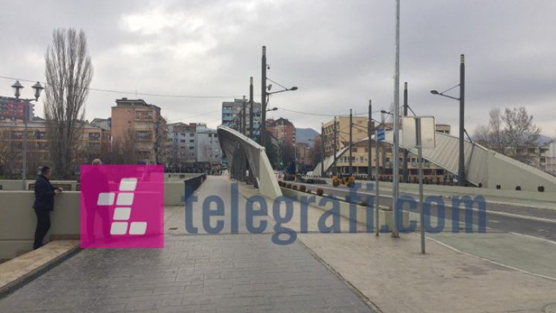 Serbët po protestojnë te ura në Mitrovicë (Foto)