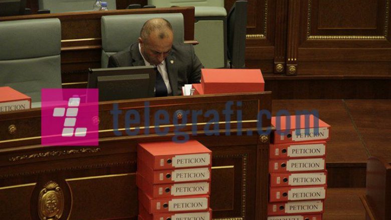 Debati për demarkacionin e vë në gjumë Haradinajn (Foto)