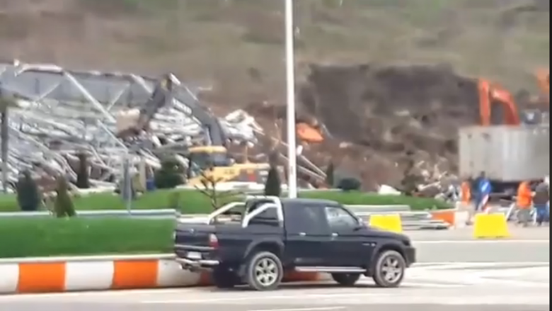 Dheu “përpiu” pompën e benzinës në Reps të Shqipërisë (Video)