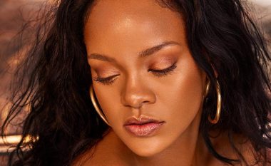 Rihanna pozon ‘topless’ në Instagram, thotë se vera ka ardhur më herët