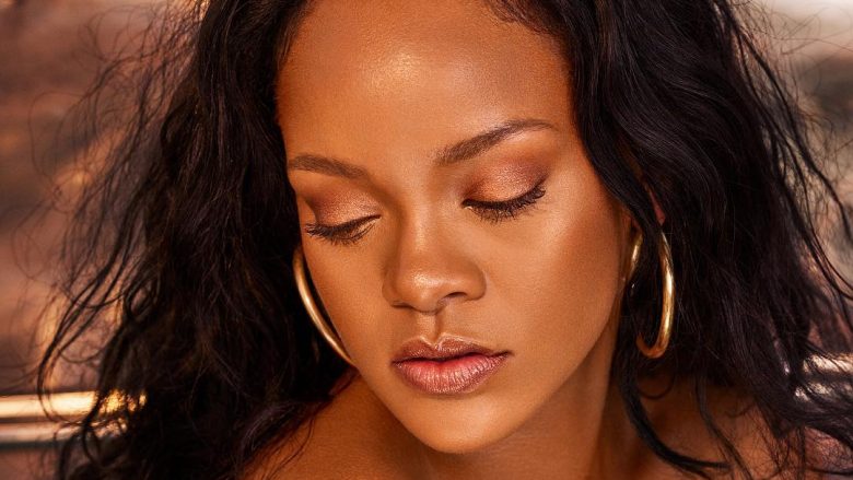 Rihanna pozon ‘topless’ në Instagram, thotë se vera ka ardhur më herët