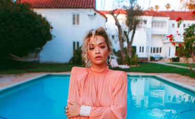 Rita Ora shfaqet joshëse në sutjena