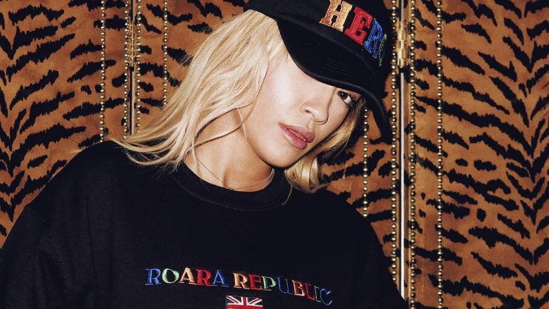 Rita Ora së shpejti me koleksion të ri të veshjeve “Roara Republic”