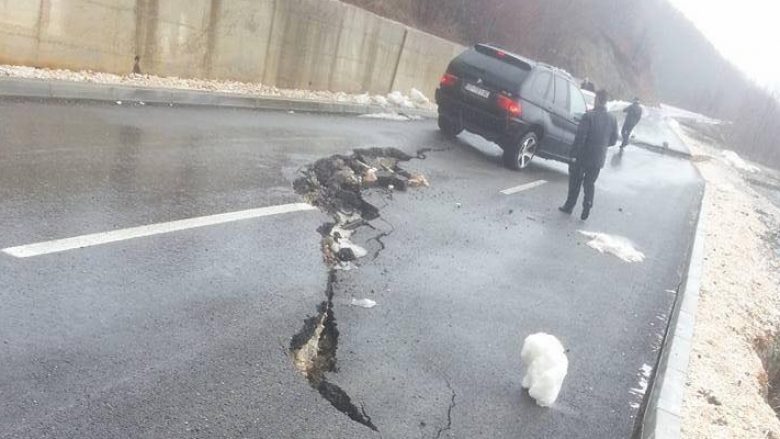 Shembet rruga e asfaltuar për në Koshare, vështirësohet qarkullimi i automjeteve (Foto)