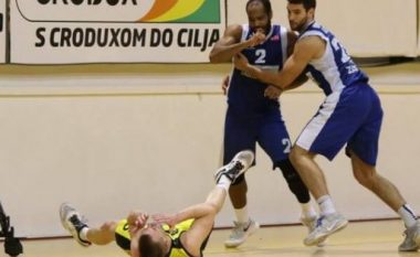 Rrahje në basketbollin kroat: Basketbollisti i Zarës e nokauton kundërshtarin e Splitit