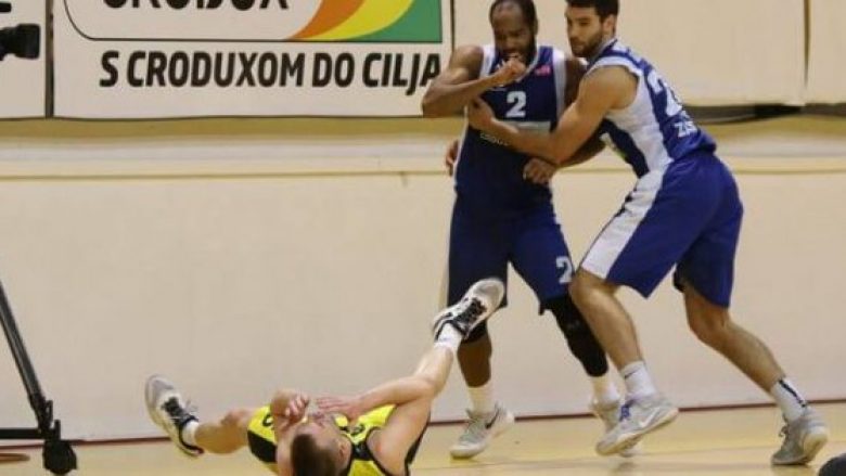 Rrahje në basketbollin kroat: Basketbollisti i Zarës e nokauton kundërshtarin e Splitit