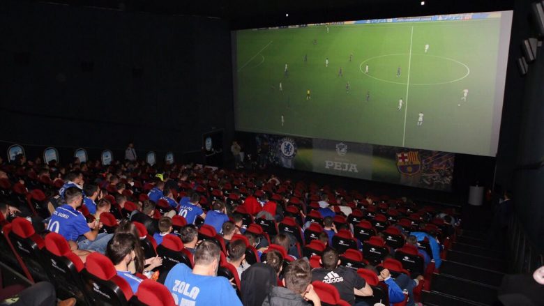 Atmosferë e jashtëzakonshme në Cineplexx për ndeshjen Barcelona-Chelsea