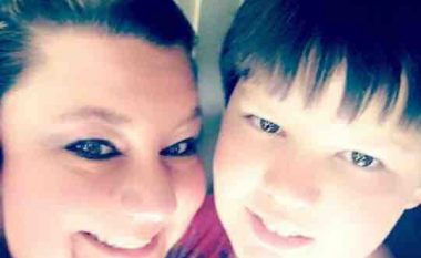 Një nënë shpërndanë fotografinë e djalit të saj në arkivol, për të treguar rezultatin tragjik të ngacmimit (Foto,+18)