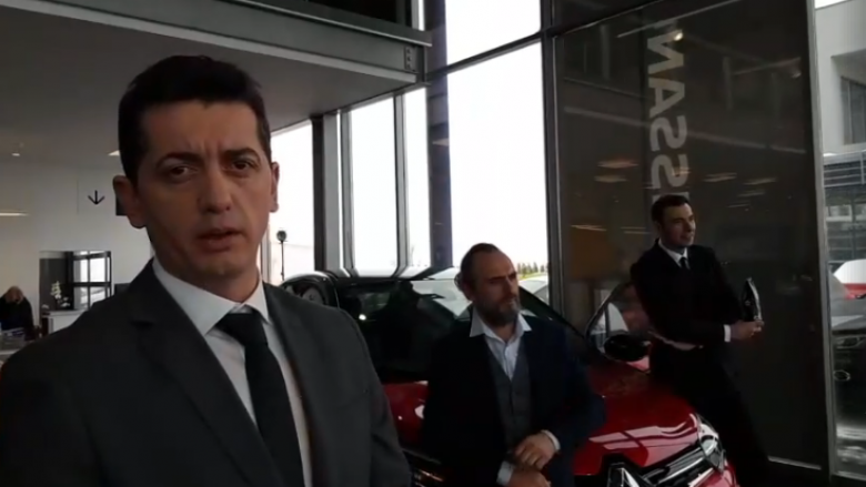 Stupcat te vendi ku veturat flasin shqip, shfaqen pranë Renault Captur te Auto Mita (Video)