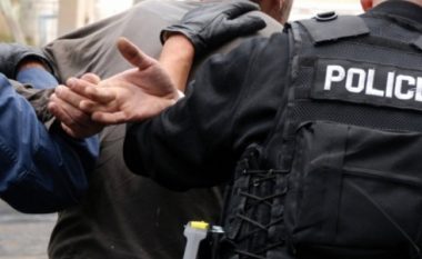 Sulmojnë zyrtarë policorë, tre persona janë arrestuar në Suharekë