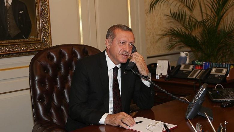 Erdogan zhvillon bisedë telefonike me Thaçin e Vuçiqin, kërkon uljen e tensioneve