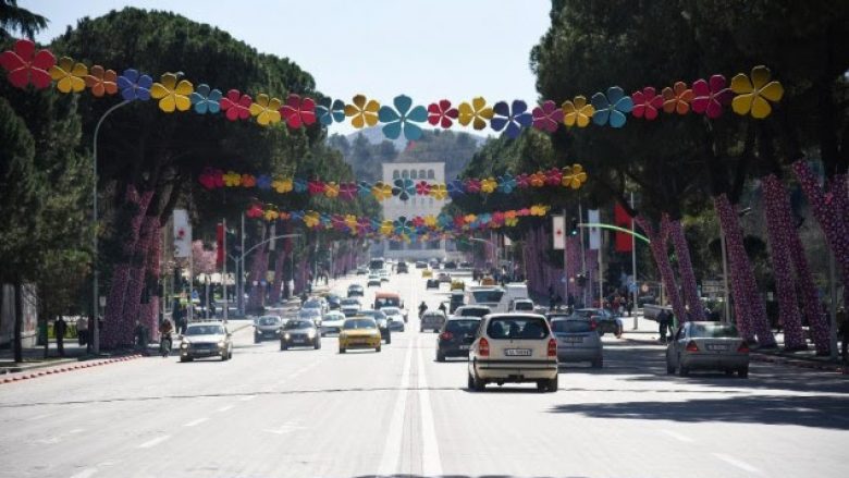 Rrugët e Tiranës me ngjyra festive për Ditën e Verës
