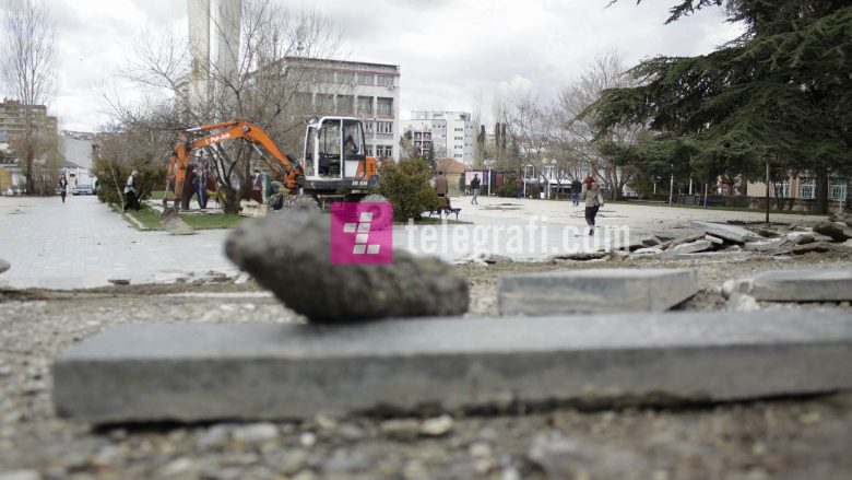 Dëmtohet tubacioni në sheshin” Adem Jashari”, mbesin pa ujë disa pjesë të Prishtinës