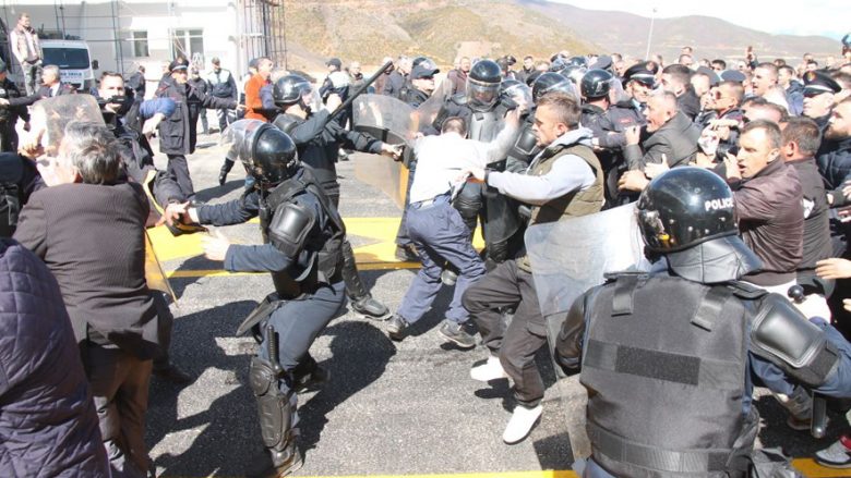 Përplasje mes protestuesve dhe policisë në Rrugën e Kombit (Foto)