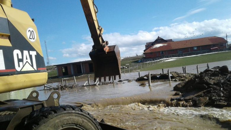 Në Malishevë rritet niveli i ujit në lumenj, disa familje bllokohen nga uji