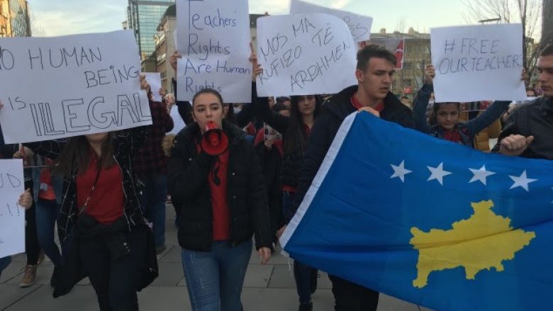 Nxënësit e “Mehmet Akifit” protestojnë në Aeroportin Adem Jashari