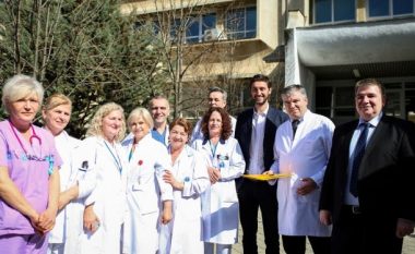 Ministri Ismaili dhuron autoambulancë për Neonatologjinë