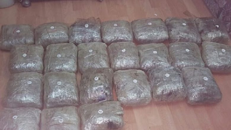 Tentojnë të fusin nga Shqipëria në Kosovë 53 kg marihuanë, arrestohen