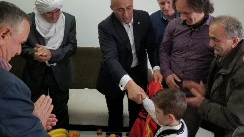 Kryeministri Haradinaj vizitoi familjen e dëshmorit Selman Lajçi