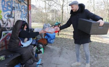 Llapjani u ofron ushqim falas gjermanëve të pastrehë në Berlin (Foto)