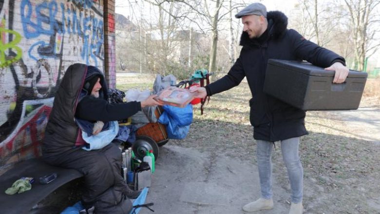 Llapjani u ofron ushqim falas gjermanëve të pastrehë në Berlin (Foto)