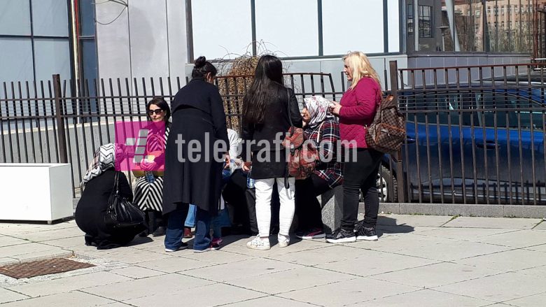 Vokshi: Familjarët në shenjë pakënaqësie janë mbledhur tek Ambasada turke