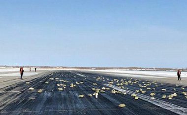 Aeroplanit i prishet dera gjatë ngritjes, pista mbushet me diamante dhe ari (Foto)