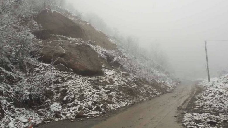Mbyllet për qarkullim rruga Mitrovicë – Bajgorë, ka rrëshqitje masive të gurëve dhe dheut