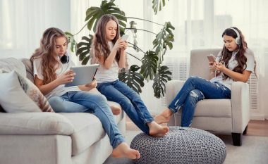 Është dyfishuar numri i vajzave që i përdorin rrjetet sociale më gjatë se tri orë në ditë