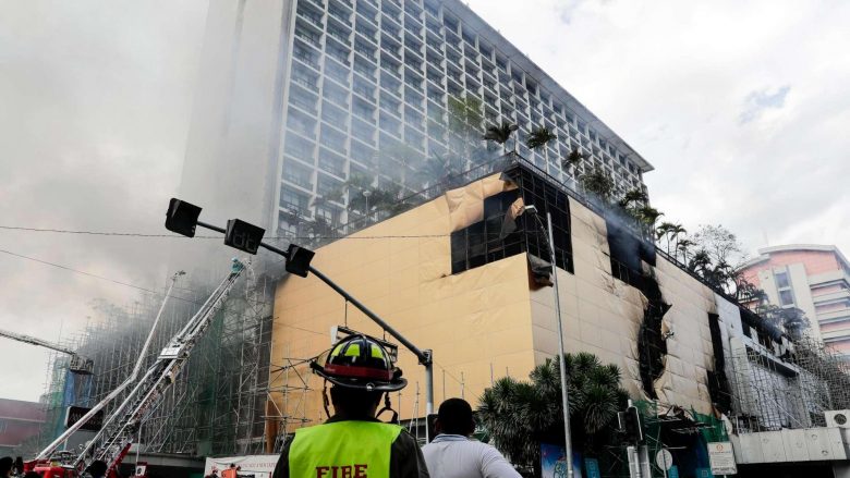 Zjarr në një hotel në Filipine, katër të vdekur dhe 19 të zhdukur (Foto/Video)