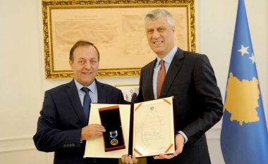 Thaçi dekoron me medalje ish-shefin e Shtabit të UÇK-së, Bislim Zyrapin