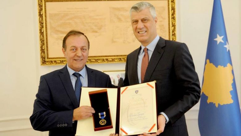 Thaçi dekoron me medalje ish-shefin e Shtabit të UÇK-së, Bislim Zyrapin