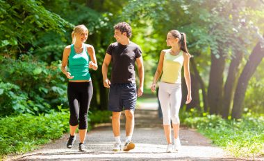 Si e ndryshojnë 15 minuta ecje në ditë trupin tuaj