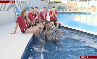 Derisa po intervistonte live sportistët, gazetari i BBC-së bie në pishinë (Video)