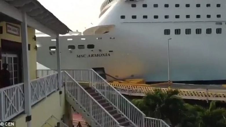 Anija gjigante dështon të ndalet në port, shkatërron disa shtëpi dhe mbetet e bllokuar në rërë (Video)