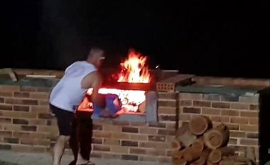Deshi ta ndez zgarën duke hedhur një kovë me stimulues zjarri, burri mbulohet nga flaka (Video)