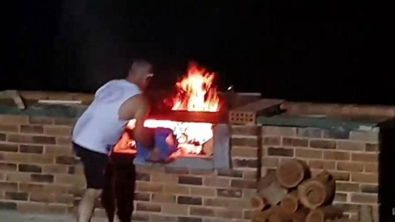 Deshi ta ndez zgarën duke hedhur një kovë me stimulues zjarri, burri mbulohet nga flaka (Video)