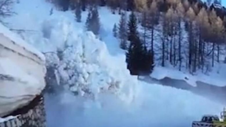 Orteku i borës bllokon tunelin, punëtorët e mirëmbajtjes për pak sa nuk e pësojnë (Video)