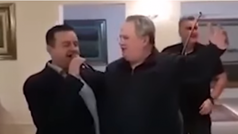 Pas Erdoganit, Daçiq e pret me këngë edhe homologun grek Kotzias (Video)