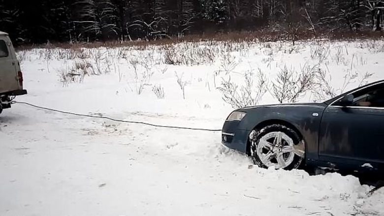 Pamje që dëshmojnë se duhet të mendoheni mirë, para se të vendosni ta tërhiqni një veturë me litar (Video)