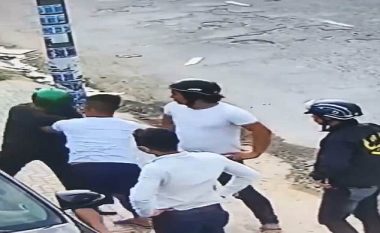 Pas një aksident trafiku, dy banda qërojnë hesapet në rrugë me grushta, thika e revole (Video, +18)