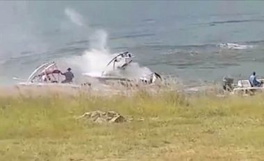 Anija përfshihet nga flaka, burri me “jet ski” krijon valë të mëdha me të cilat e shuan zjarrin dhe e parandalon shpërthimin (Video)