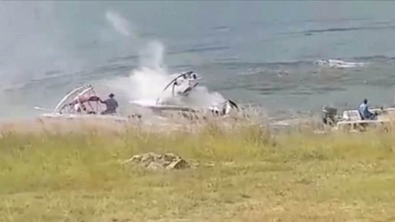 Anija përfshihet nga flaka, burri me “jet ski” krijon valë të mëdha me të cilat e shuan zjarrin dhe e parandalon shpërthimin (Video)