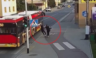 E shtynë shoqen para autobusit duke u munduar të tallet me të, shpëton mrekullisht pa ndonjë lëndim (Video)
