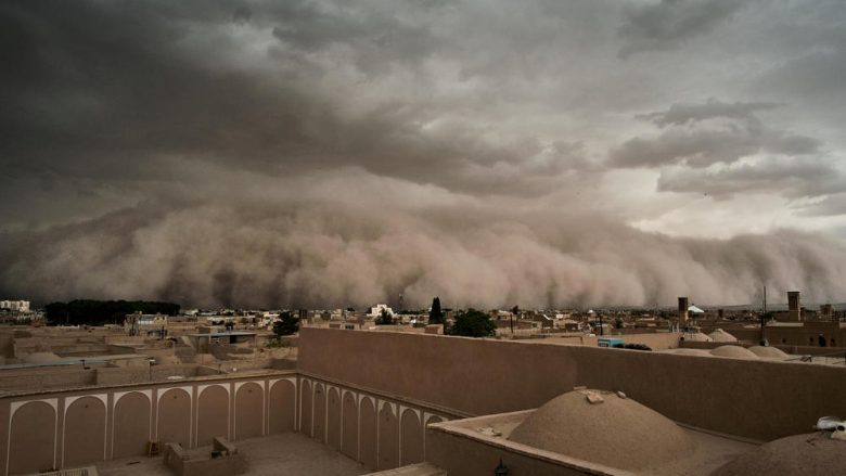 Si në skenat apokaliptike të filmave të Hollywood-it: Stuhia e rërës “përpin” qytetin iranian për disa minuta (Video)